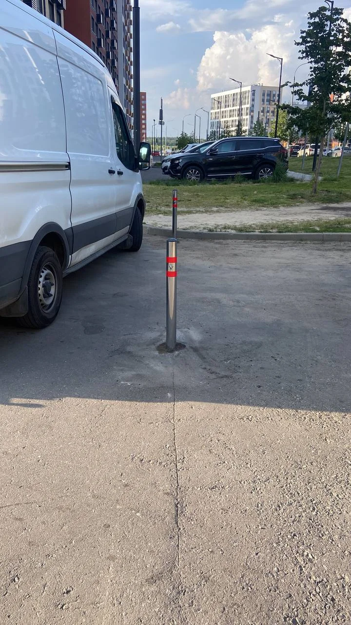 Столбик у парковки